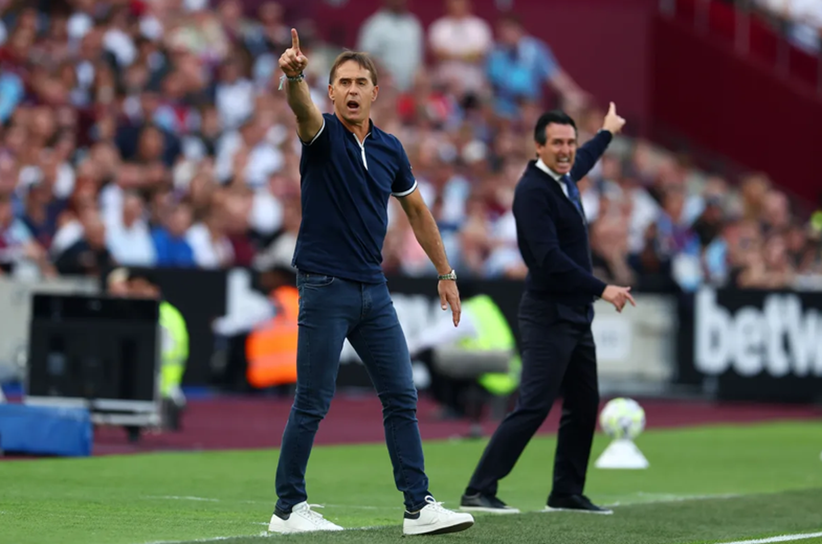 Lopetegui y Emery dan instrucciones a sus equipos durante el West Ham-Aston Villa de este sábado.