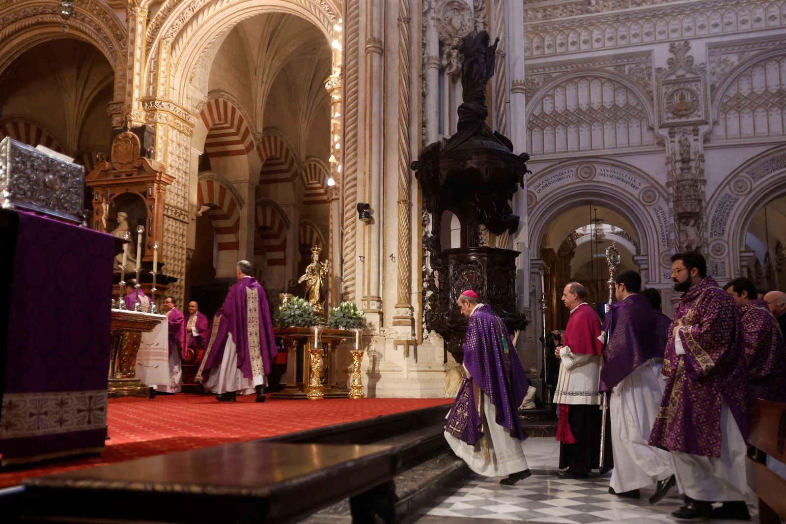 Las imágenes del funeral en Córdoba por las víctimas de la tragedia de Adamuz