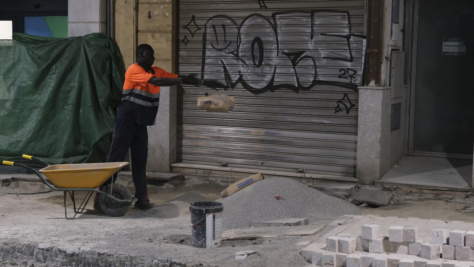 Las obras de peatonalización del Paseo de Almería entran en el turno de noche, en imágenes
