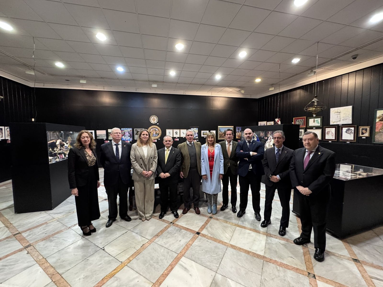 Autoridades y representantes en el acto inaugural de la exposición