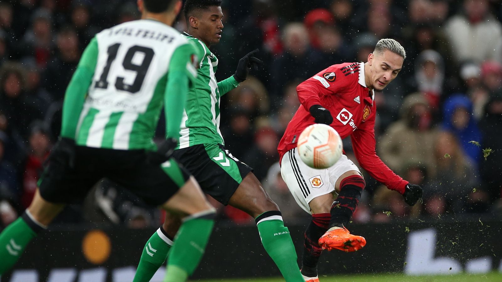 Antony dispara en el segundo tanto inglés.