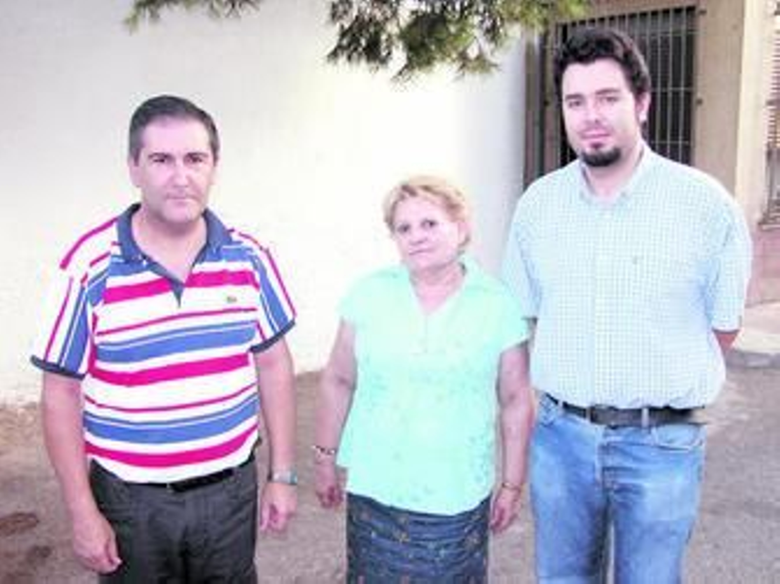 El Hermano Mayor junto a dos miembros de la Hermandad.