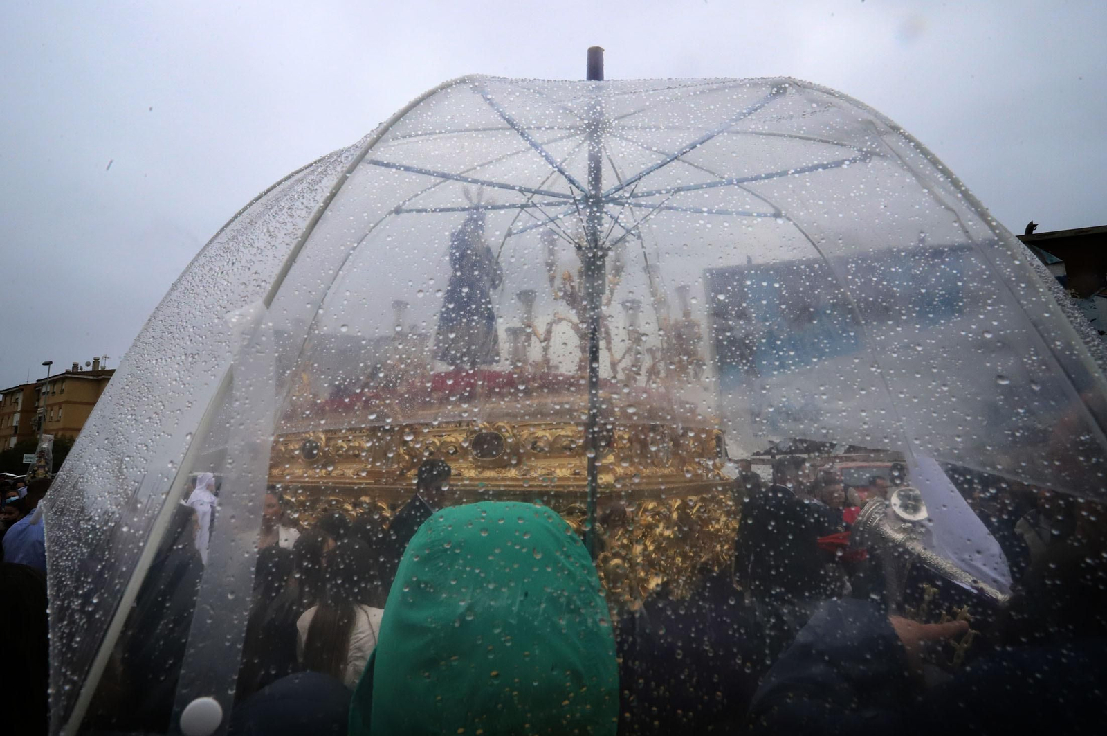 Imágenes de la procesión del Cautivo  bajo la lluvia en Huelva