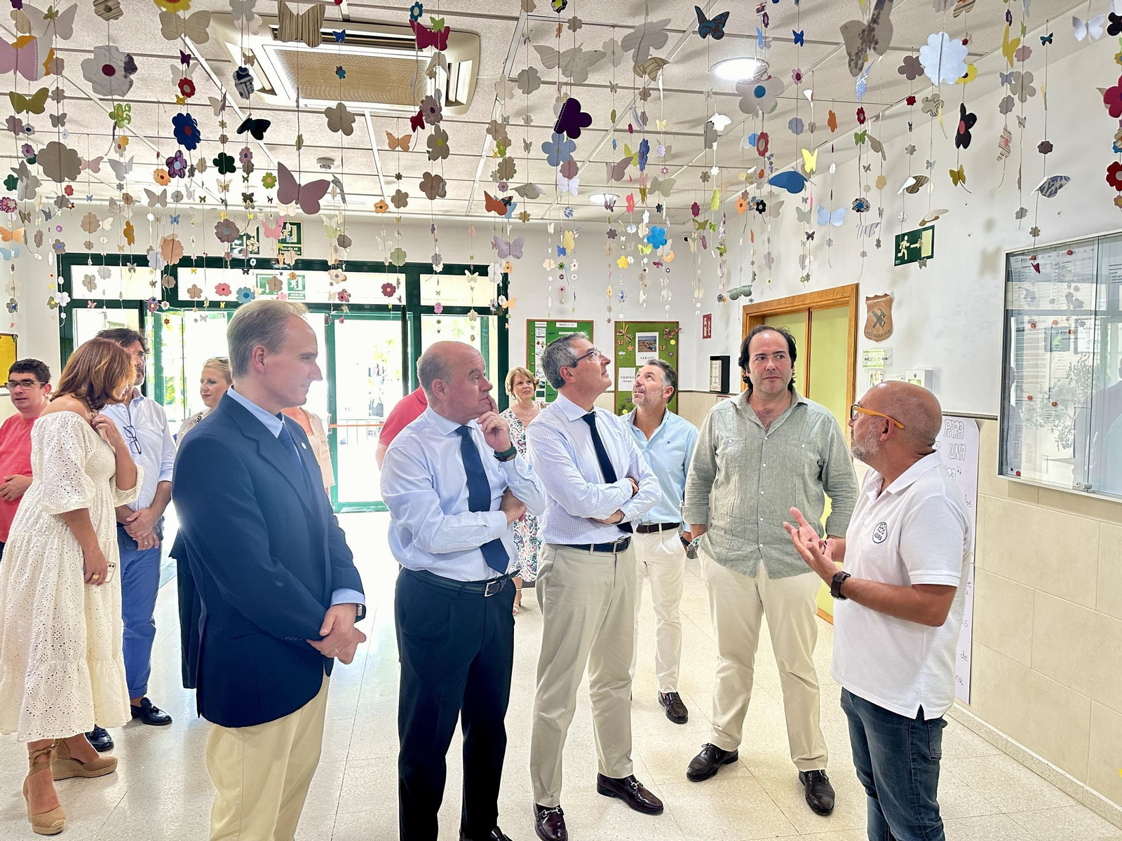 Visita del presidente de Diputación y el alcalde de Antequera a la sede de Adipa