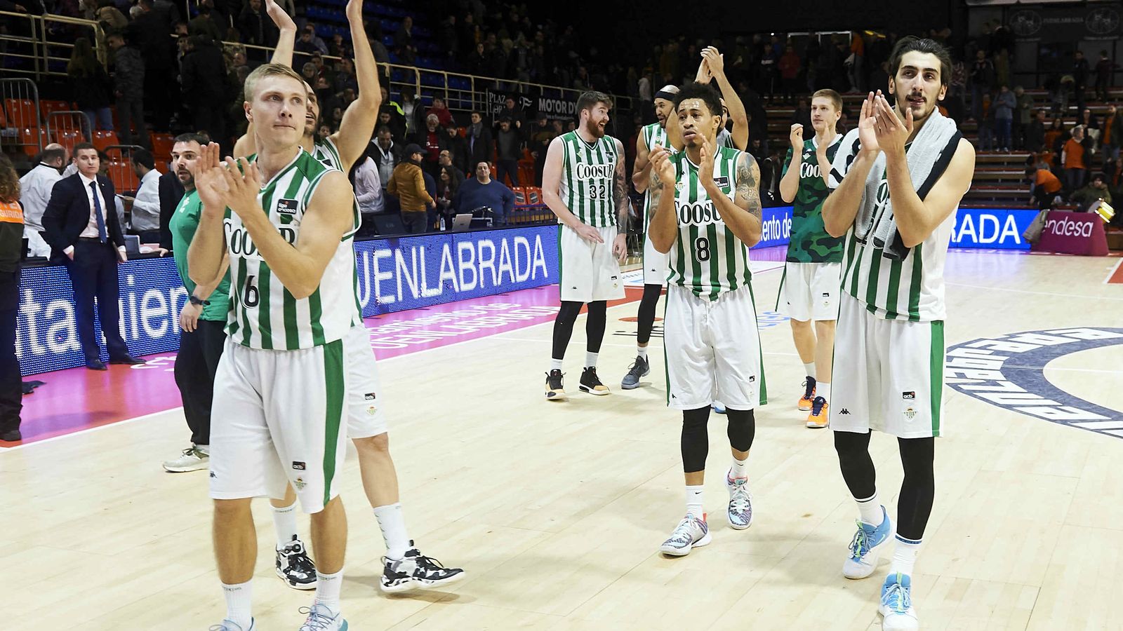 Los jugadores del Betis agradecen a los aficionados verdiblancos desplazados a Fuenlabrada su apoyo.