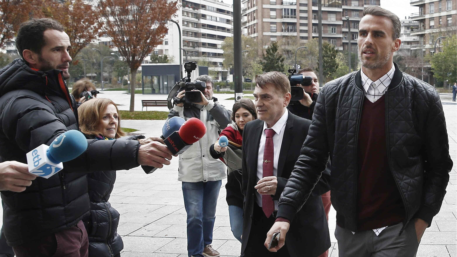 Antonio Amaya llega al Palacio de Justicia de Navarra durante el juicio en 2015.