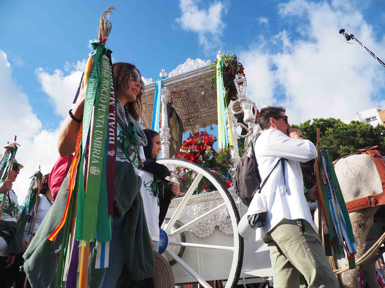Salida de la Hermandad de Punta Umbría hacia El Rocío.