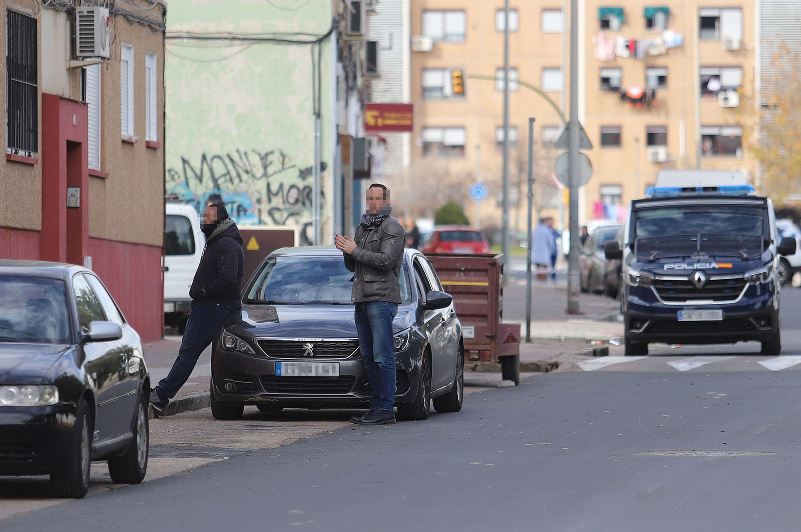 Imágenes del atrincherado que amenazaba con hacer estallar una bombona en el Torrejón, Huelva