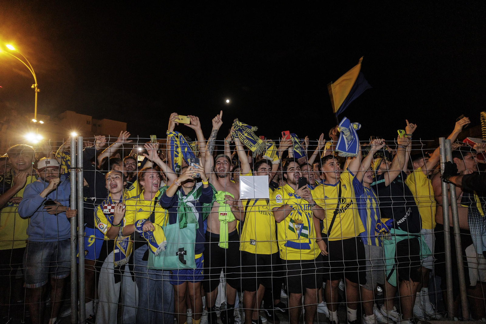 Las imágenes de la afición del Cádiz C.F. celebrando la permanencia en la fuente más cadista