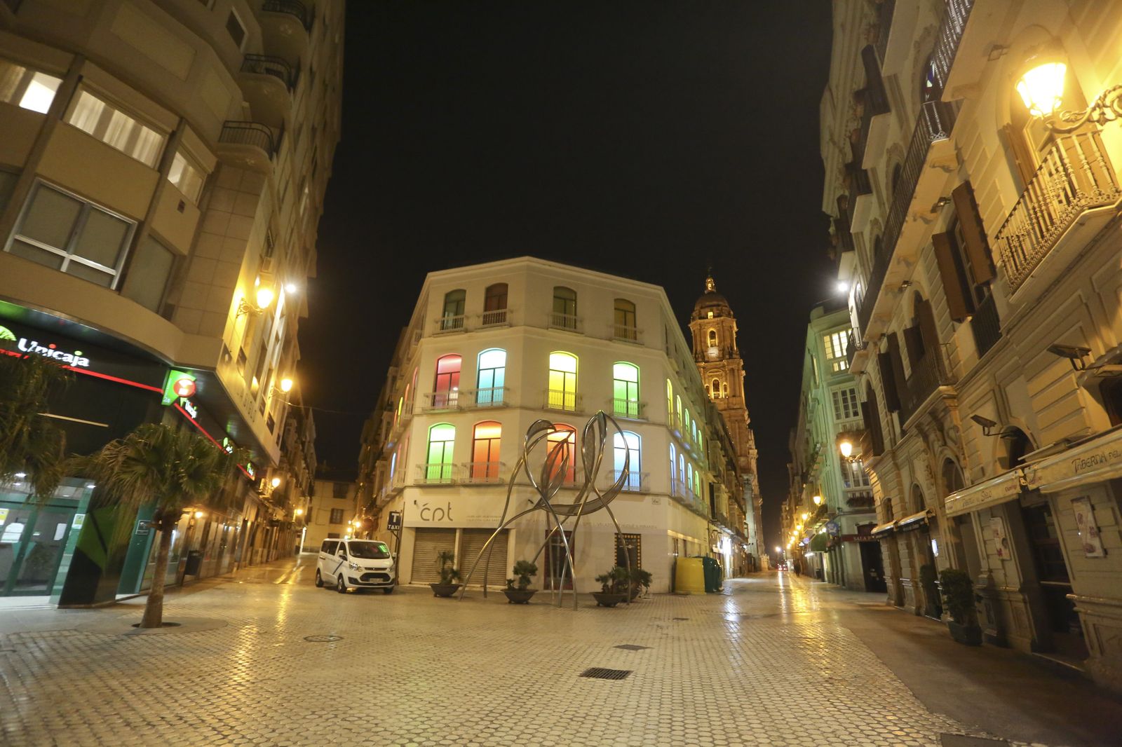 El coronavirus dibuja una noche desierta en el centro de Málaga, en fotos