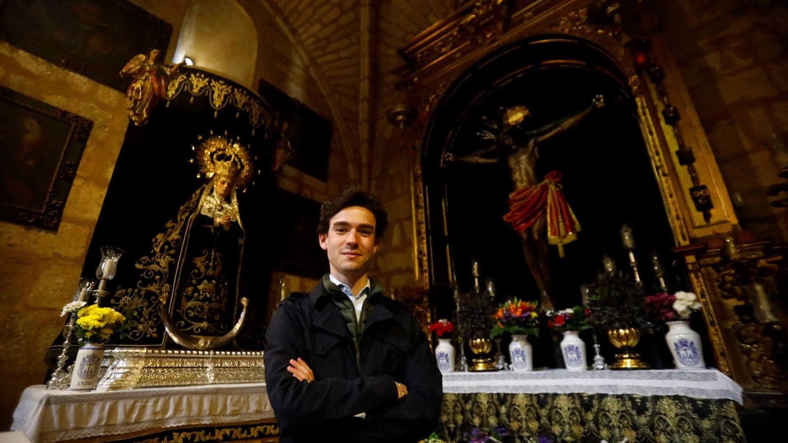Raúl Muñoz posa para 'el Día' con los titulares de la hermandad de Ánimas.