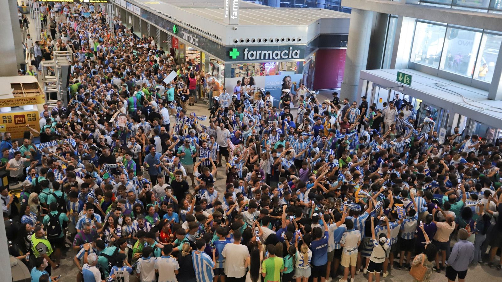Las fotos de la afición despidiendo al Málaga en el aeropuerto antes de ir a Tarragona
