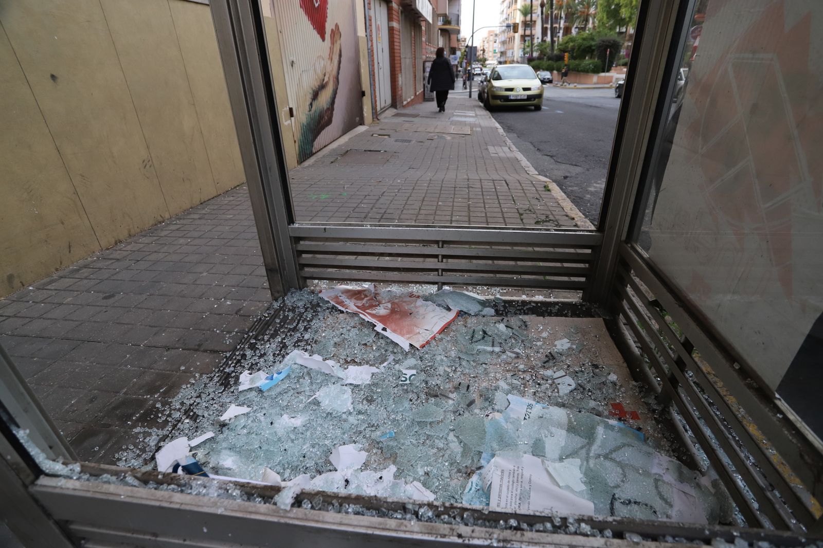 Imágenes de las consecuencias del vandalismo en la cabina telefónica del Paseo de Buenos Aires
