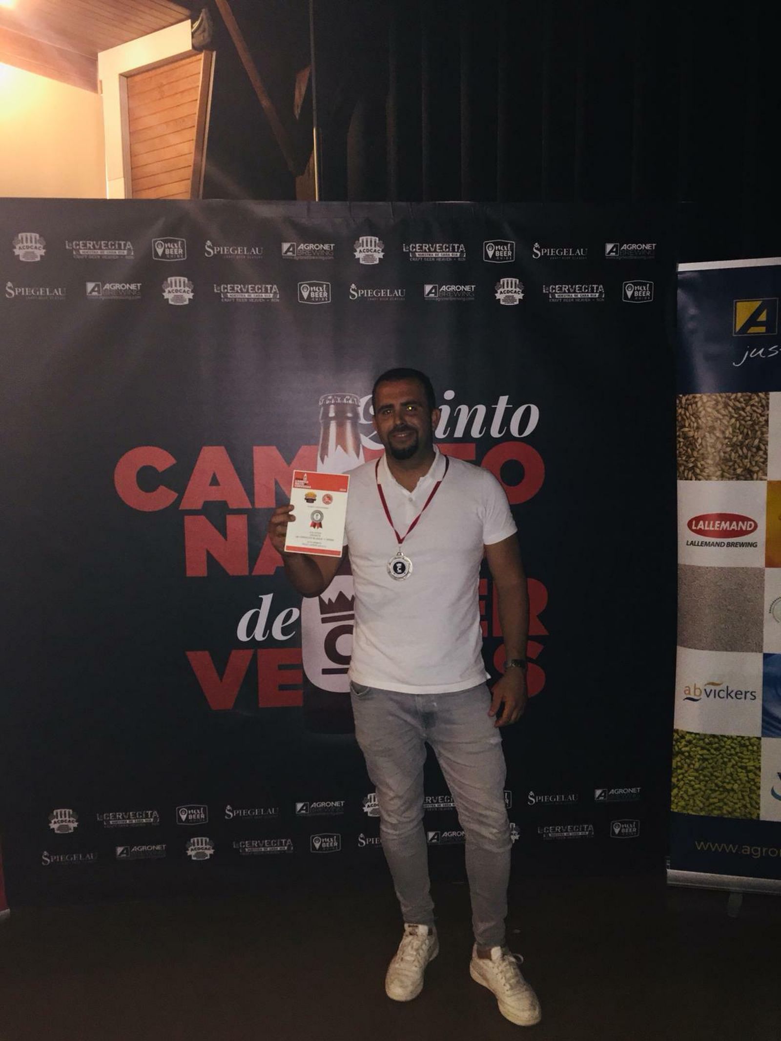 Miguel de Alba, director comercial de Blanca y Verde, con el galardón.