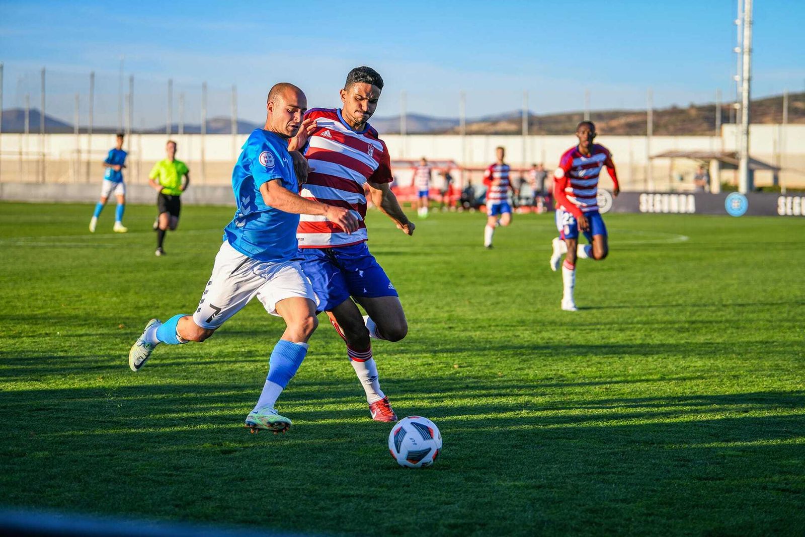Pesca lucha por el esférico con un rival.