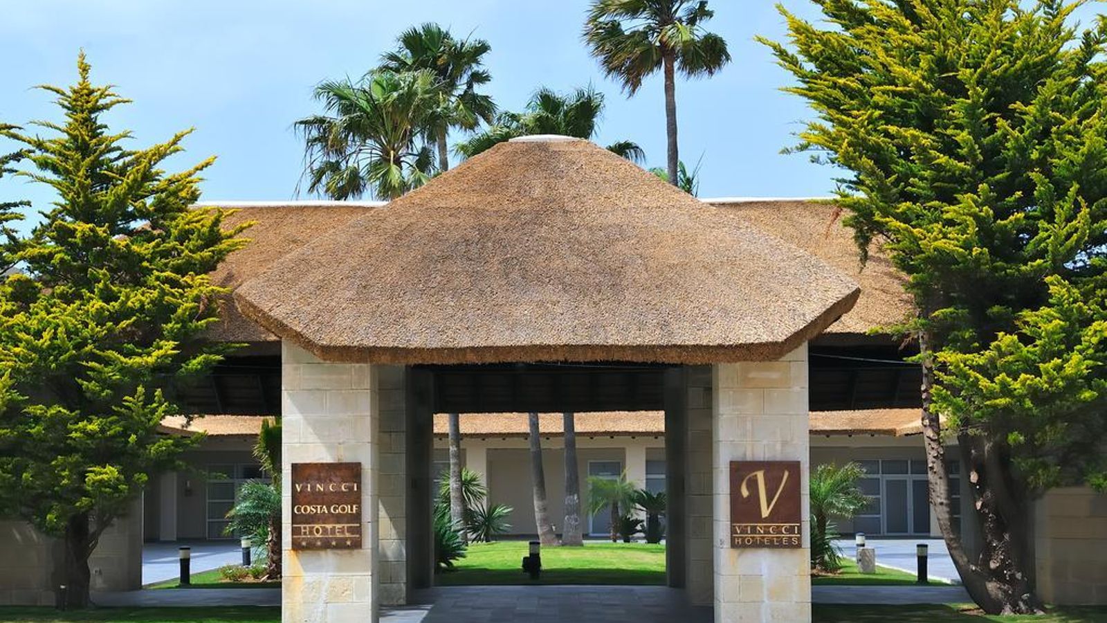 Entrada de uno de los hoteles situados en Novo Sancti Petri.