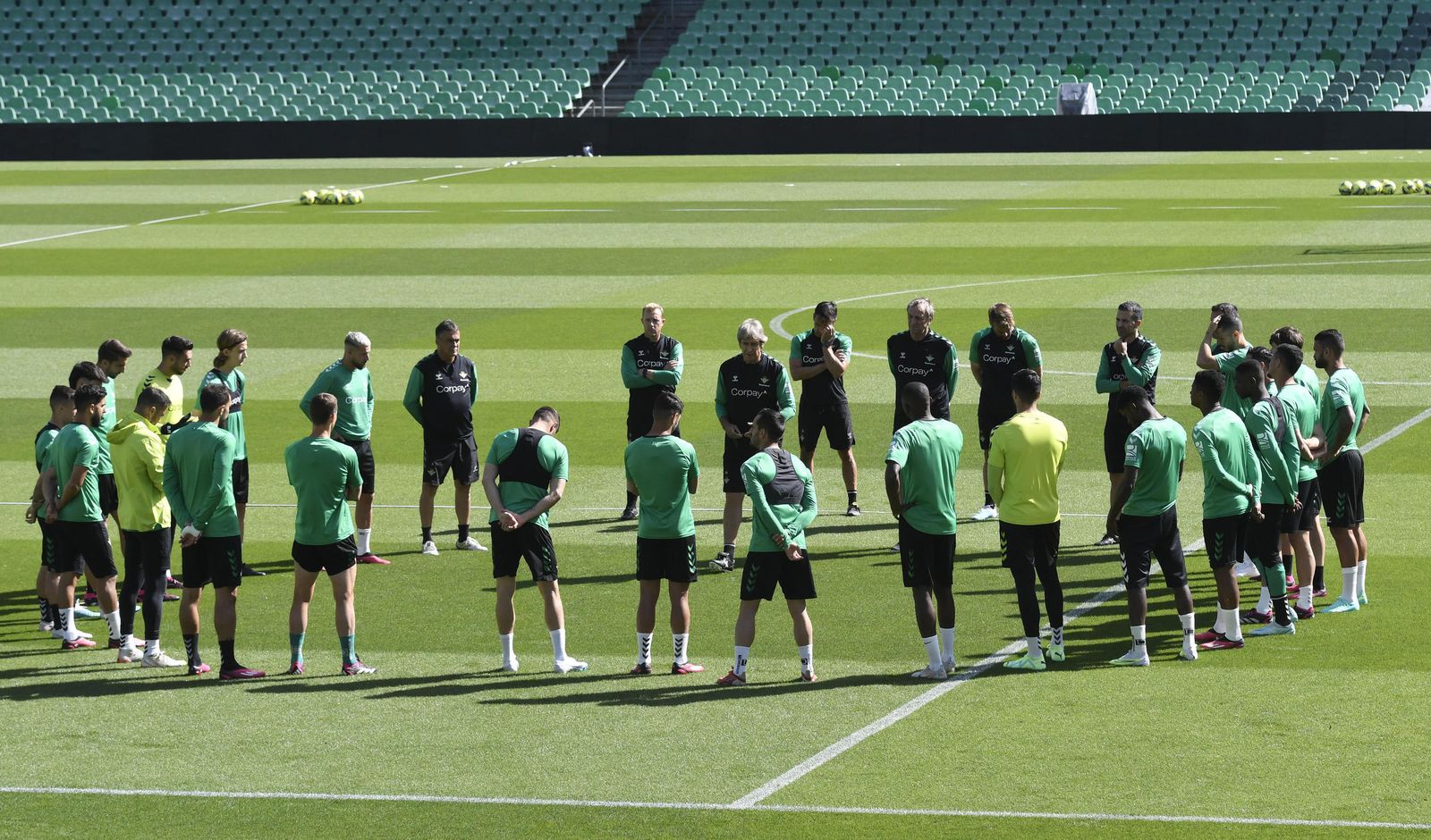 Pellegrini dialoga con sus jugadores en el entrenamiento de ayer en el Villamarín.