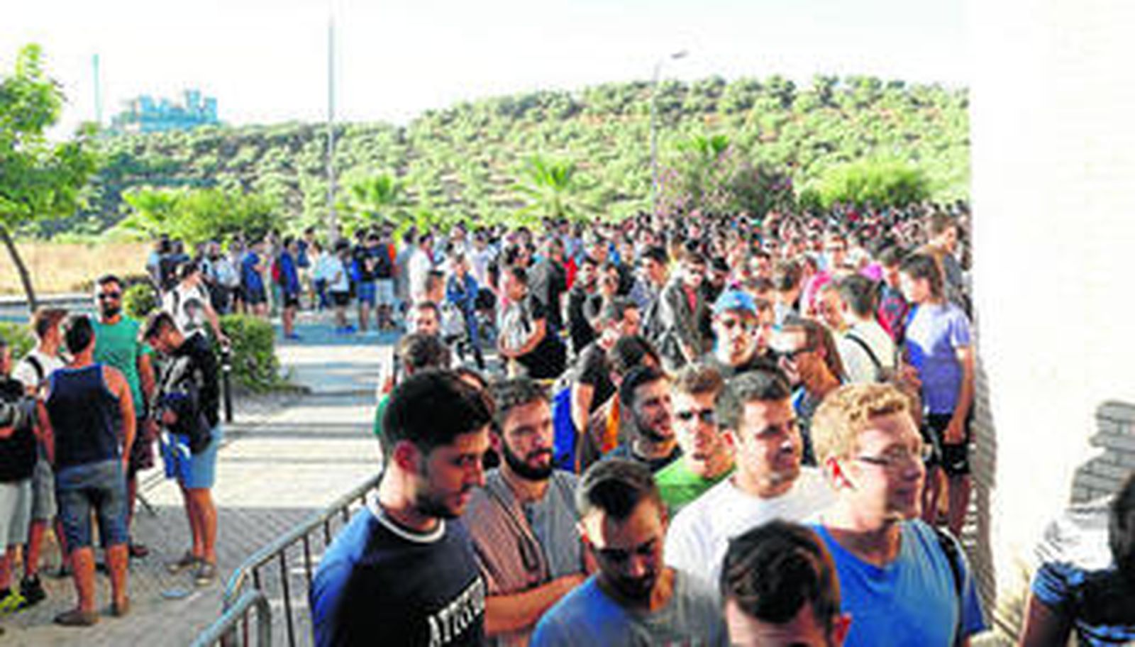 Unos 5.000 hombres esperaban pasar al 'casting' para participar como figurante en la serie de la HBO 'Juego de Tronos'.