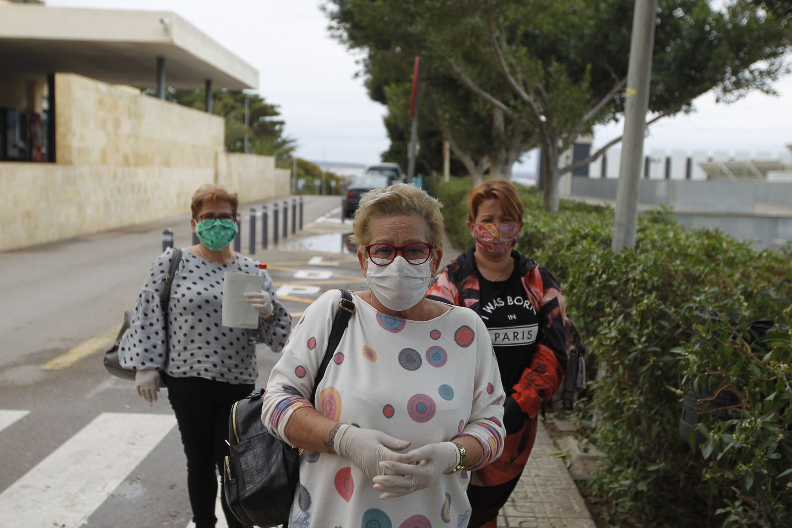Tres mujeres con mascarilla junto a Torrecárdenas.