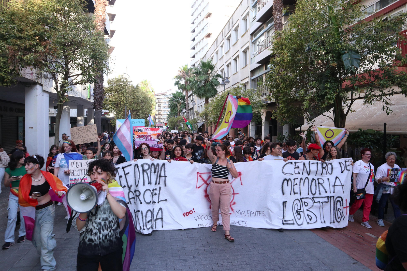 Las mejores imágenes de la manifestacióndel del Orgullo LGTBI en Huelva