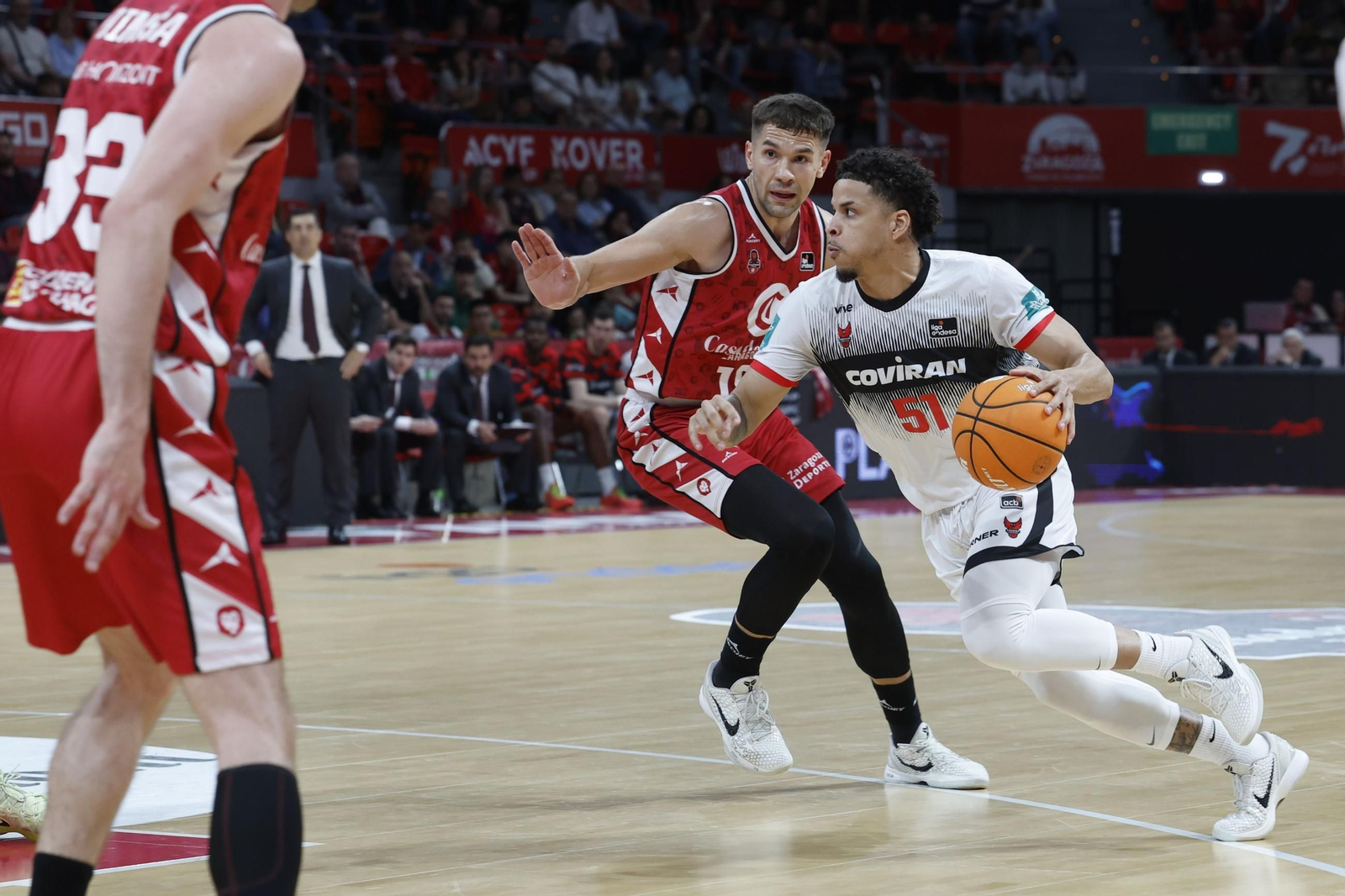 Silverio trata de penetrar en el duelo ante el Zaragoza.