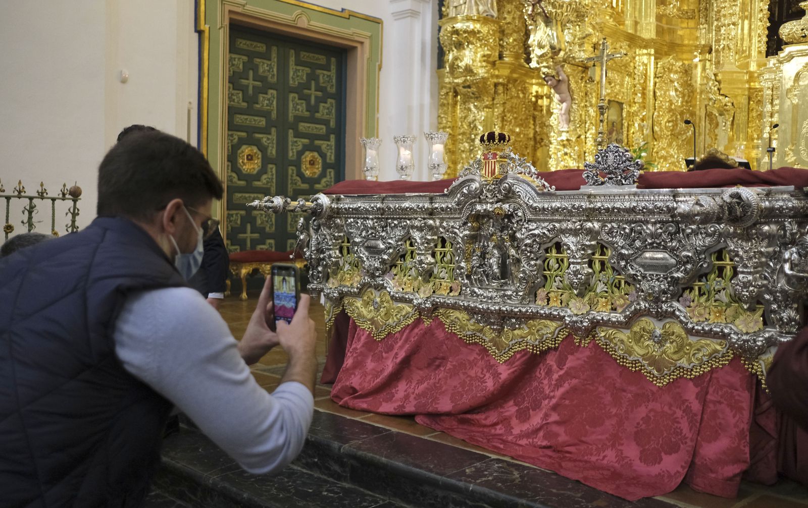 Un hermano de la hermandad de la Merced fotografía el nuevo respirado del paso palio.