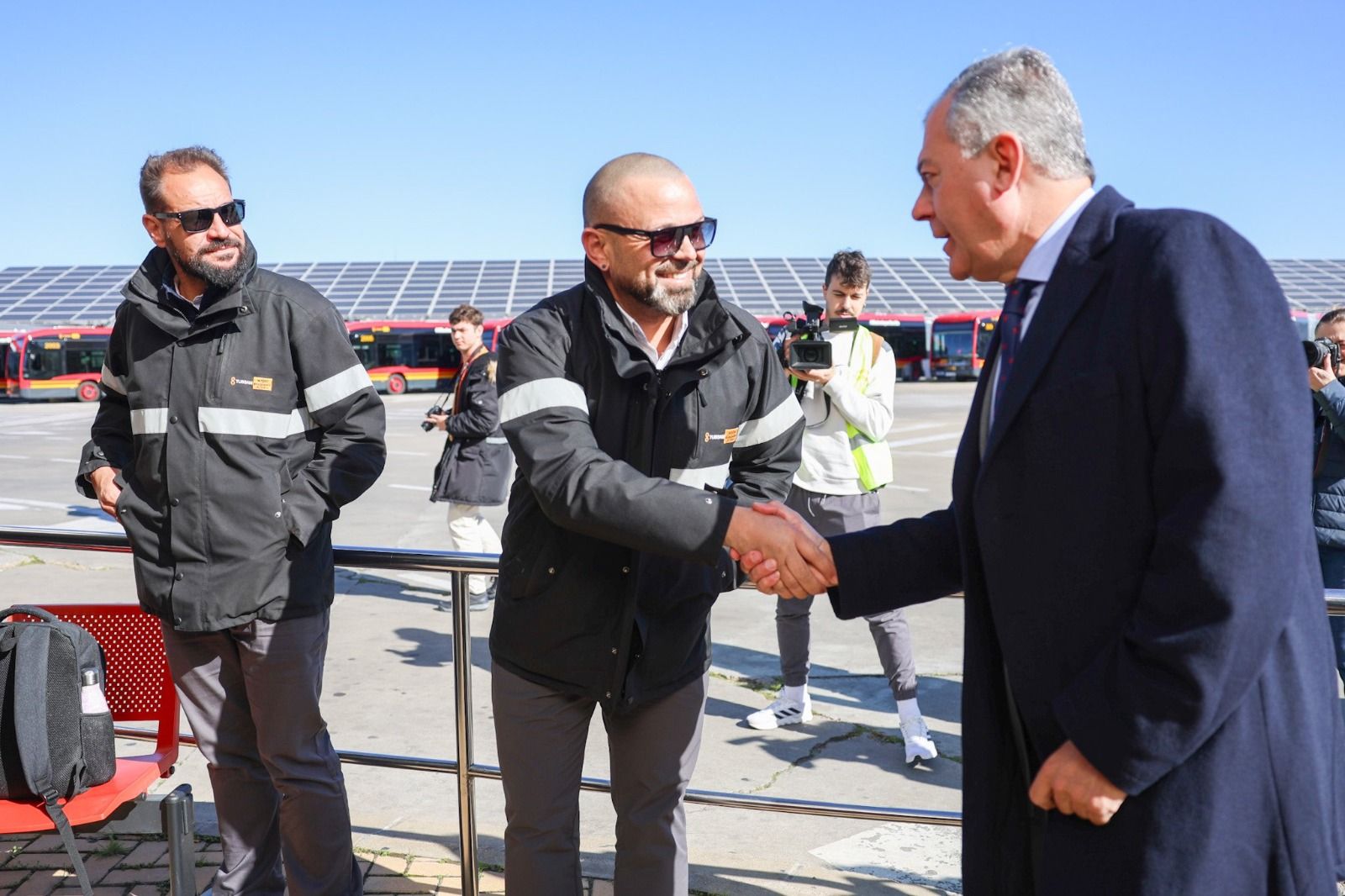 El alcalde saluda a conductores de Tussam