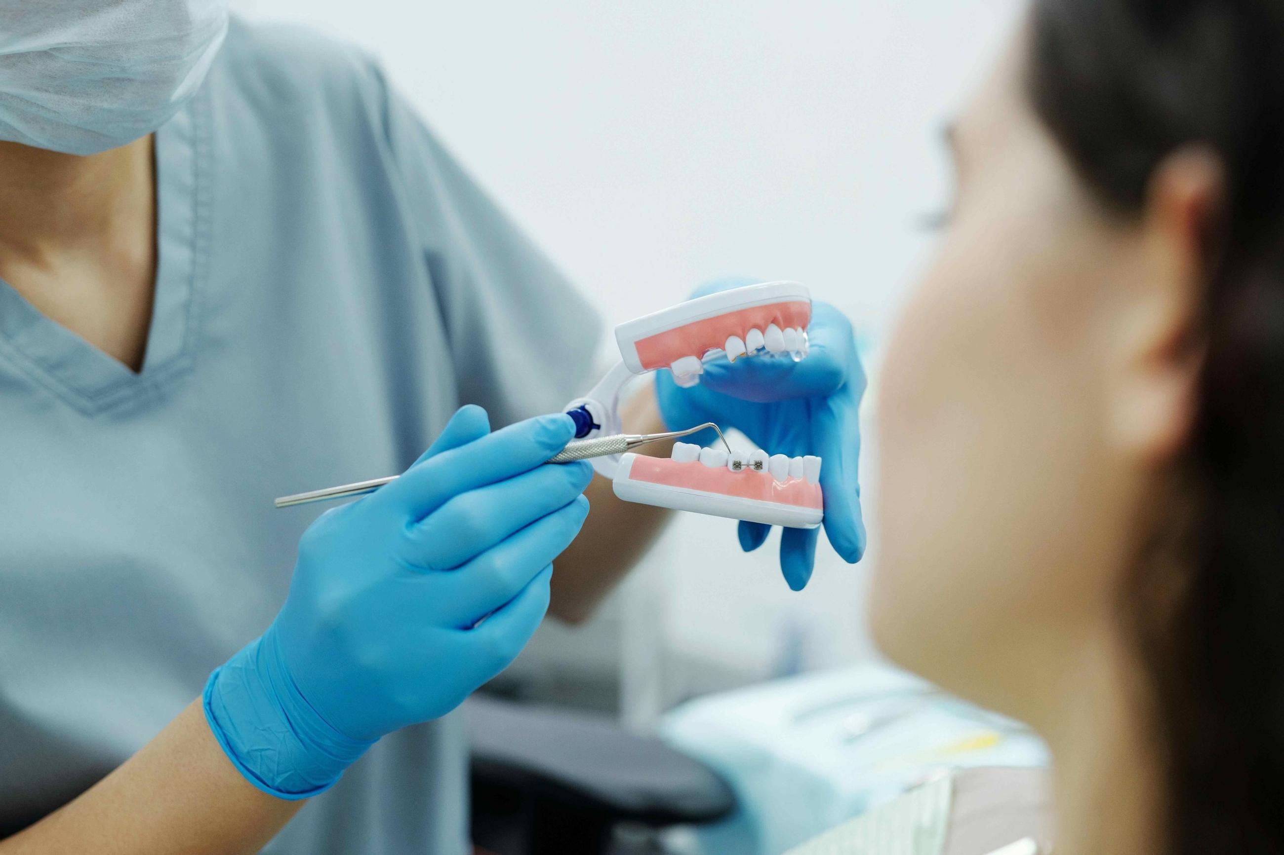 Dos personas, un taxista y un árbitro de fútbol, condenadas en Cádiz por ejercer de dentistas sin titulación