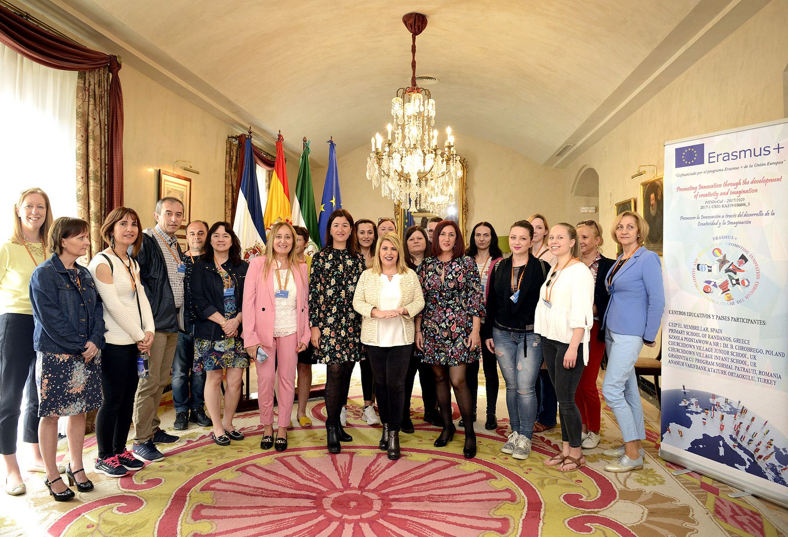 La alcaldesa con los docentes en el Ayuntamiento.
