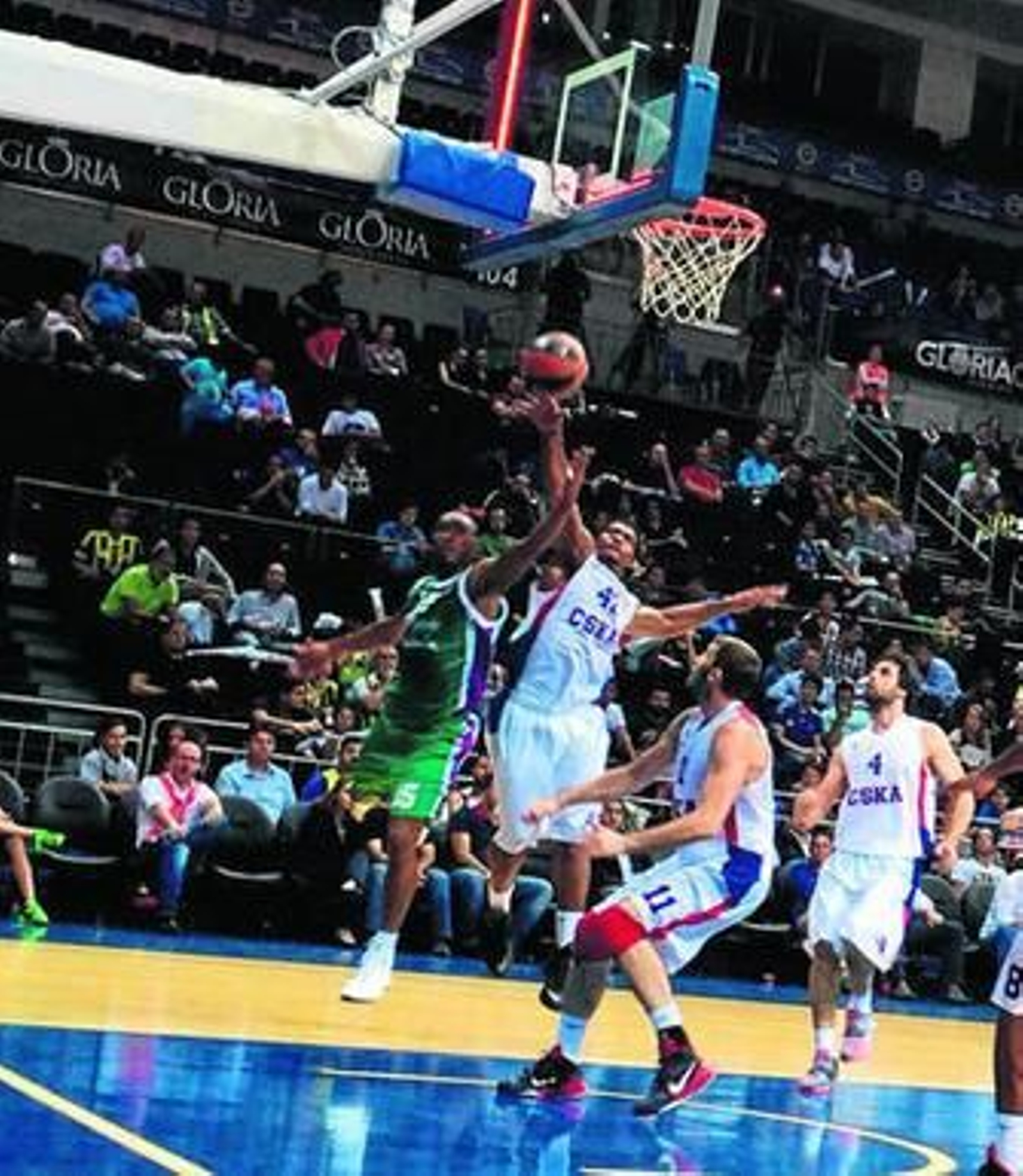 Jayson Granger deja una bandeja ante Hines.