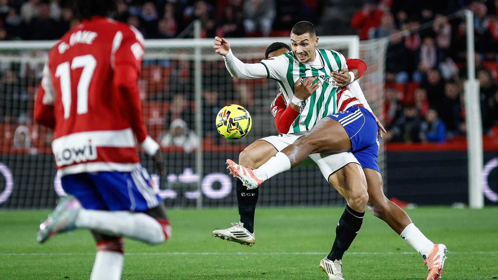 Adri Fuentes es agarrado por Williams.