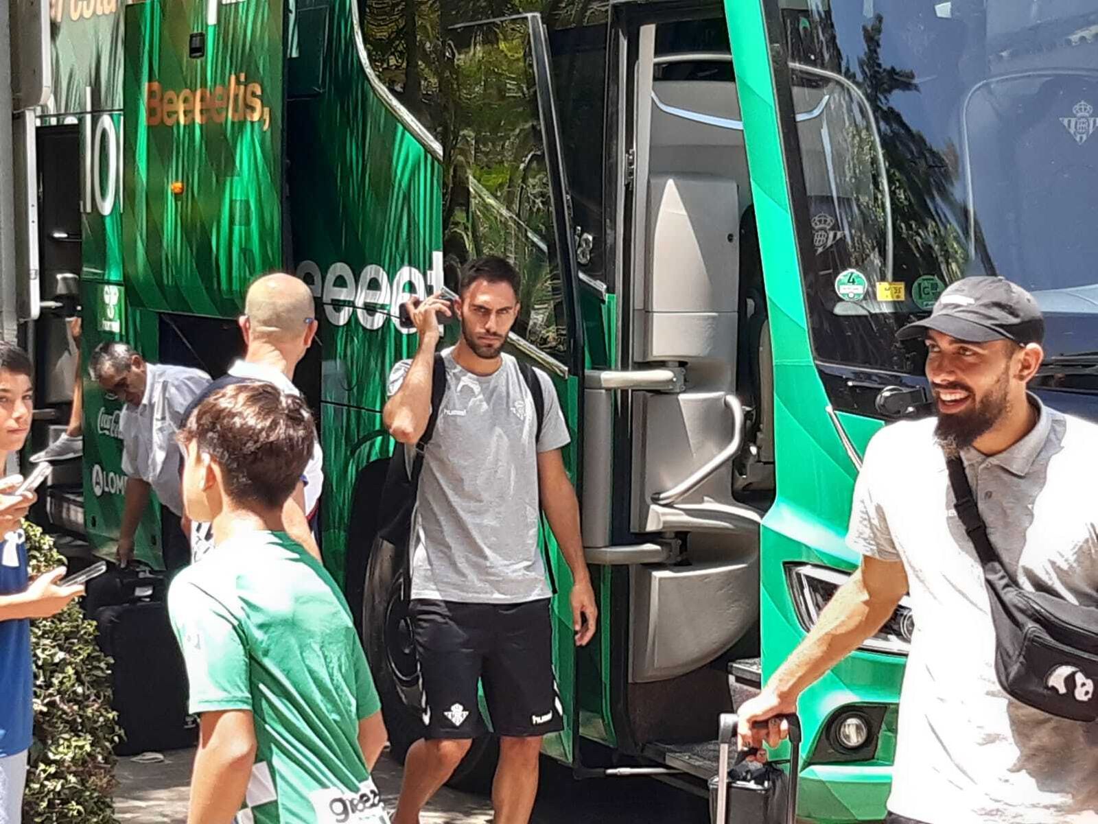 Víctor Ruiz y Borja Iglesias, a la llegada de la expedición bética a Marbella.
