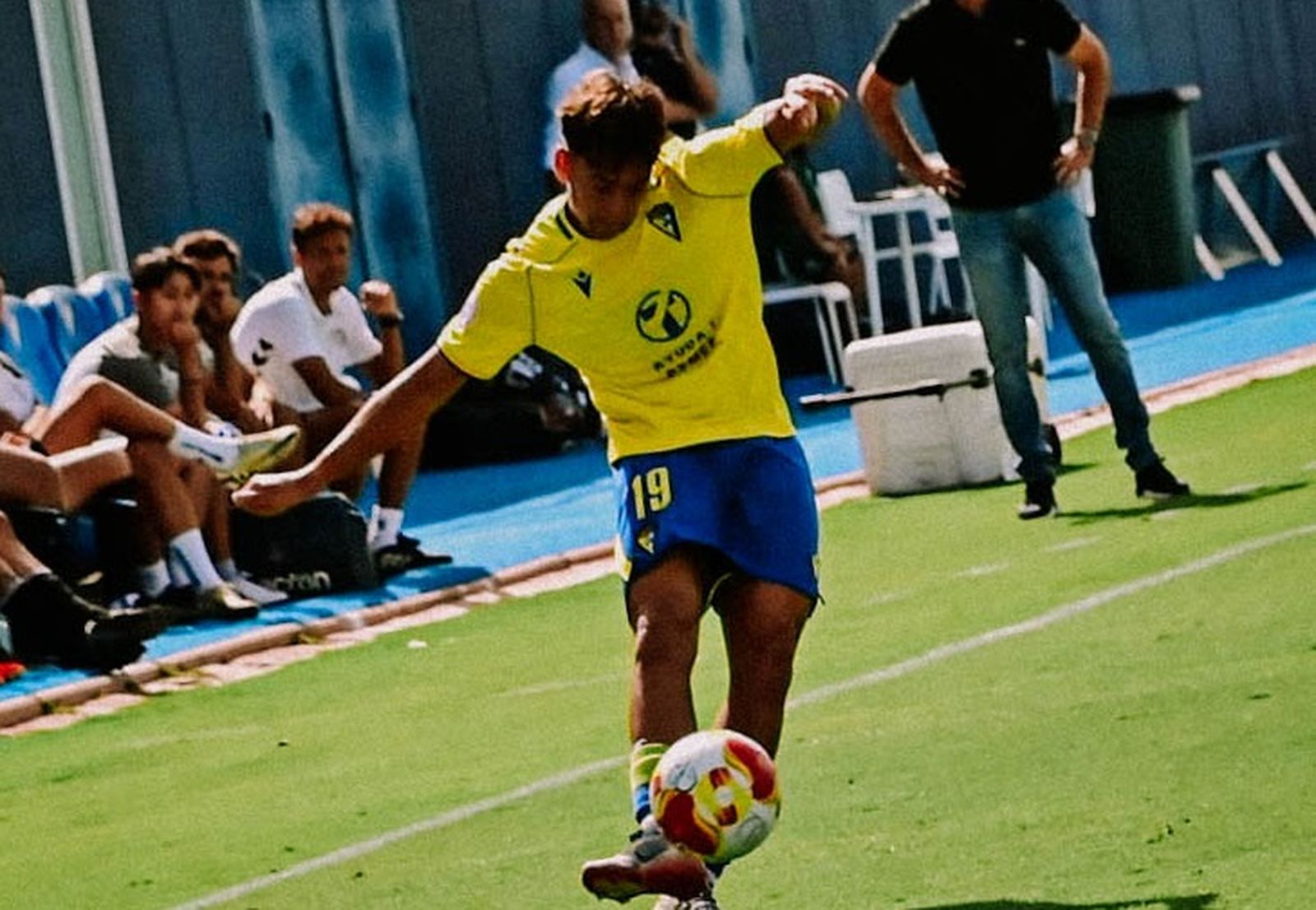Ismael Álvarez sirve un balón al área desde la banda derecha.