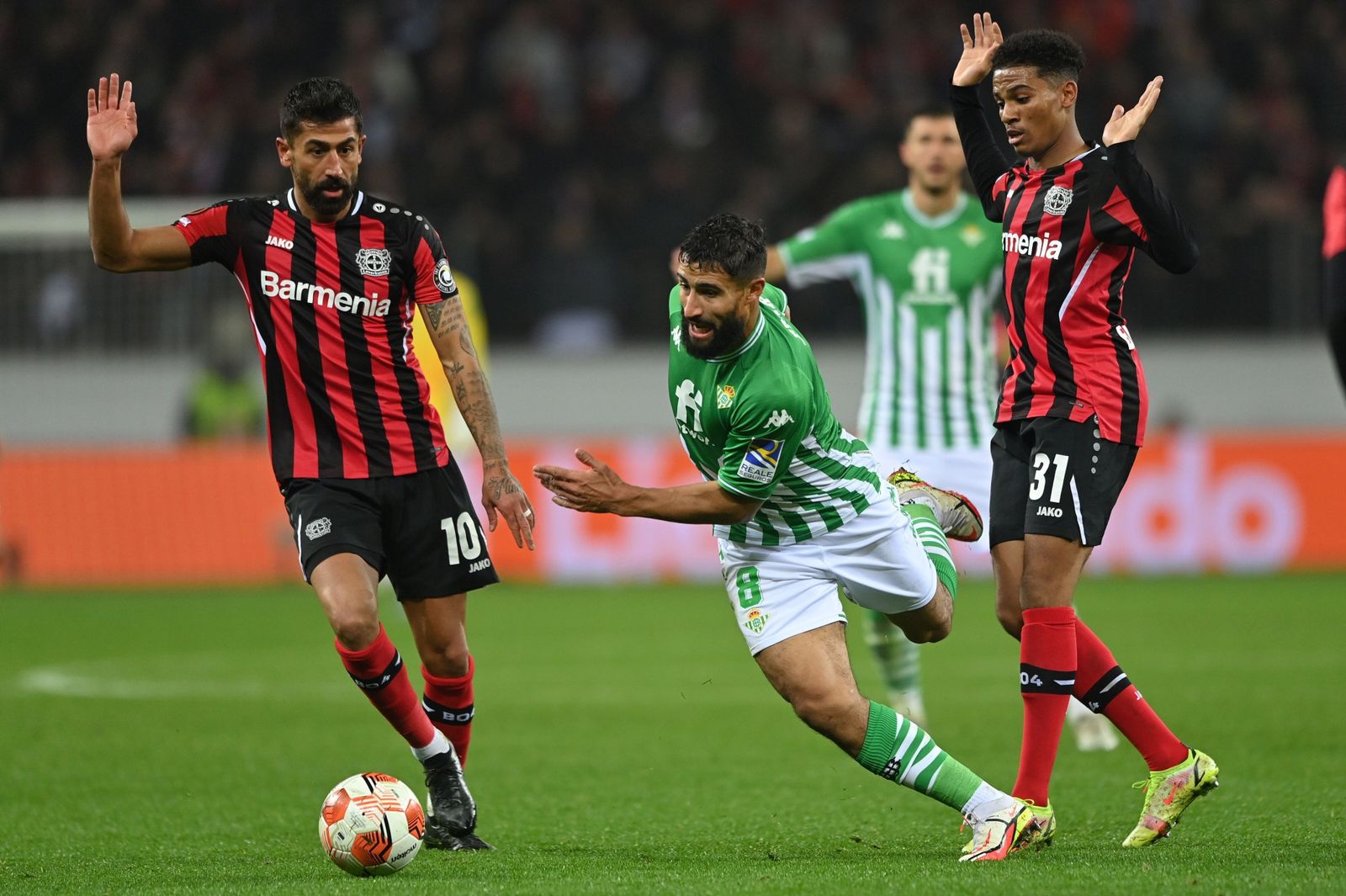 Fekir conduce el balón ante Demirbay, en el partido ante el Leverkusen.