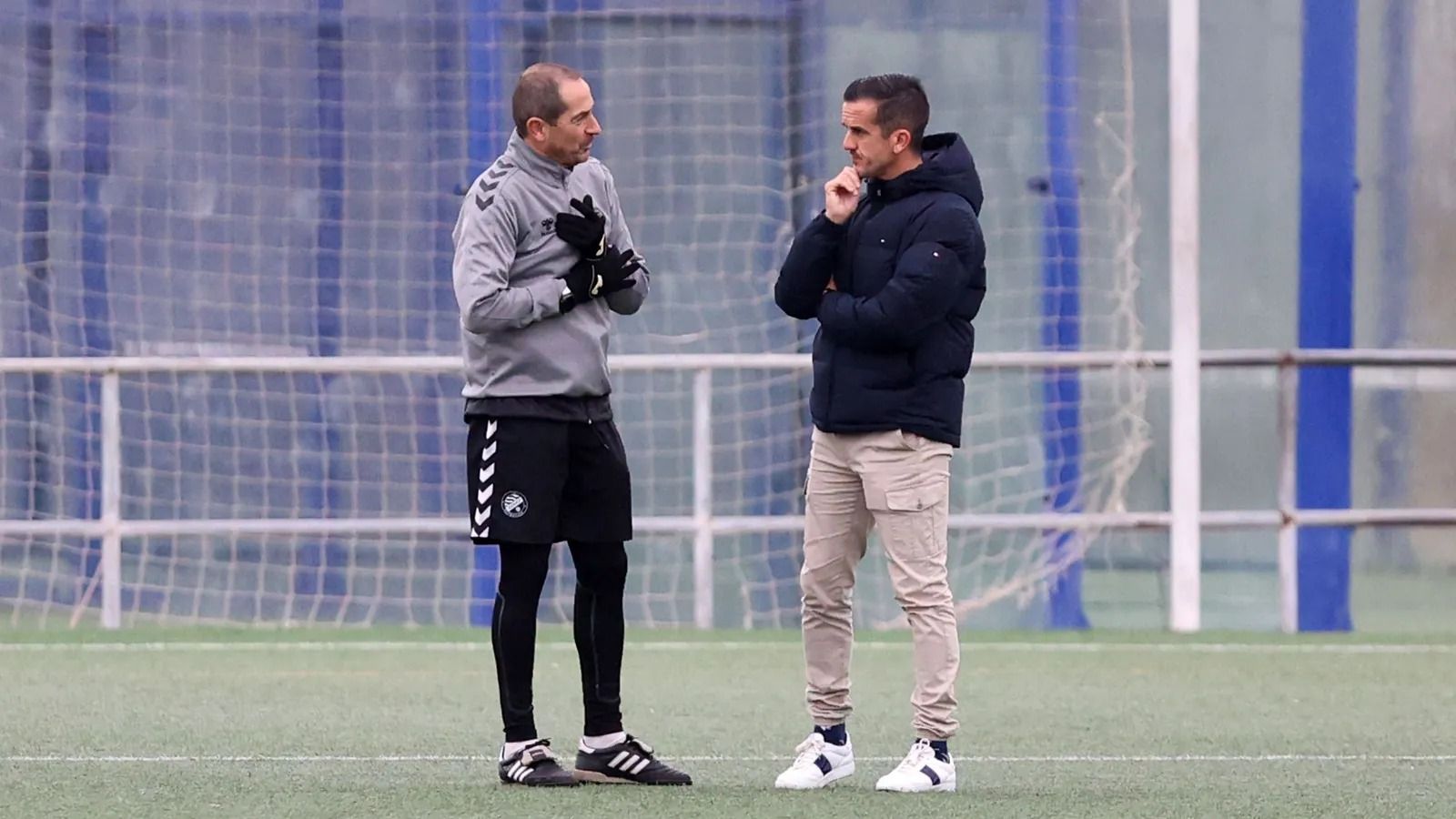 Diego Caro y Antonio Bello conversan durante un entrenamiento.