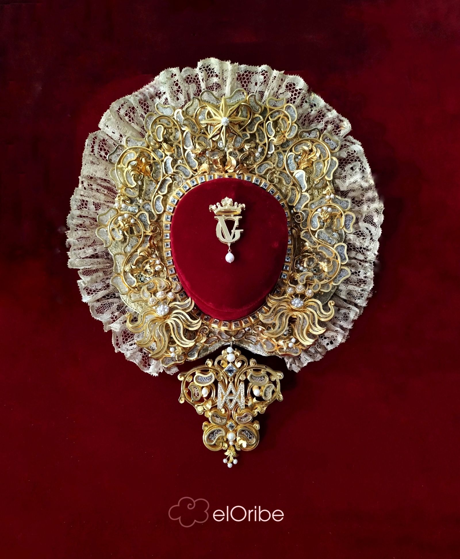 El nuevo rostrillo sobre el encaje que, por su forma, es conocido como "el sol".