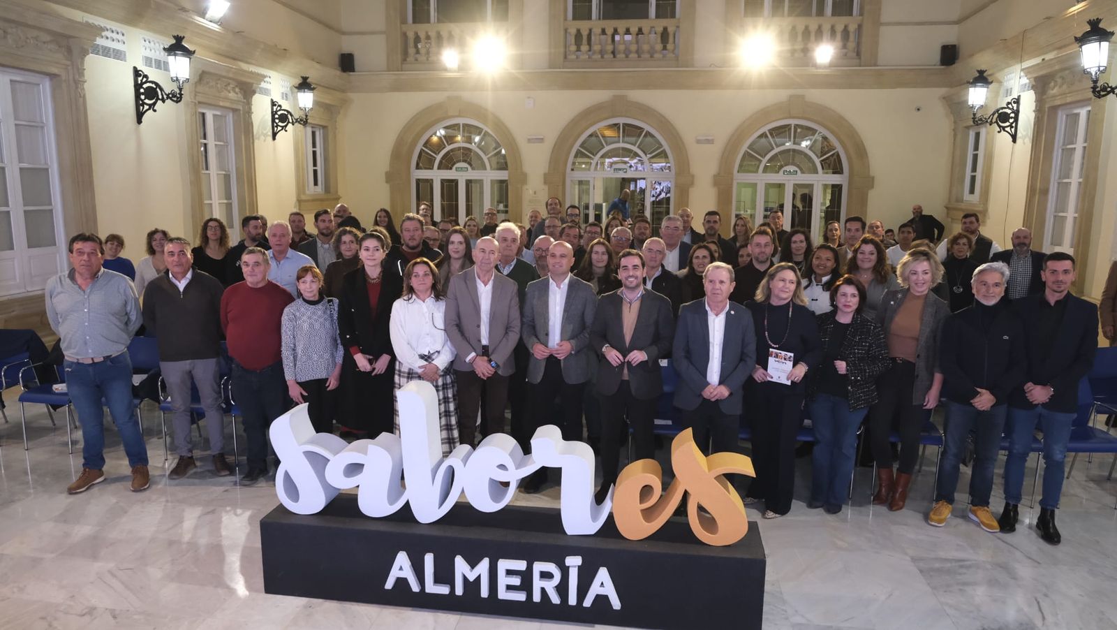 Foto de familia de todos los asistentes a la presentación de Sabores en el Patio de Luces de Diputación.