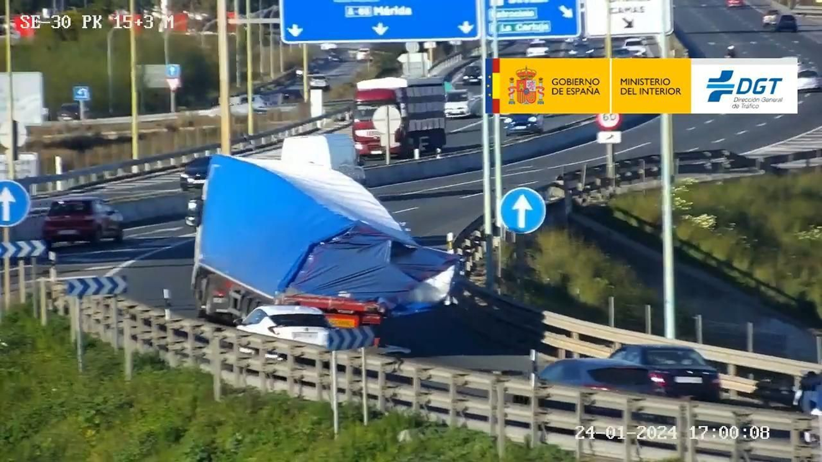 Así circuló un camión por la SE-30 con grave riesgo para la seguridad vial