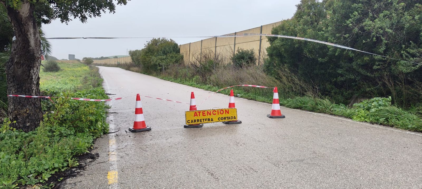 Carretera cortada por inundación en Las Pachecas.