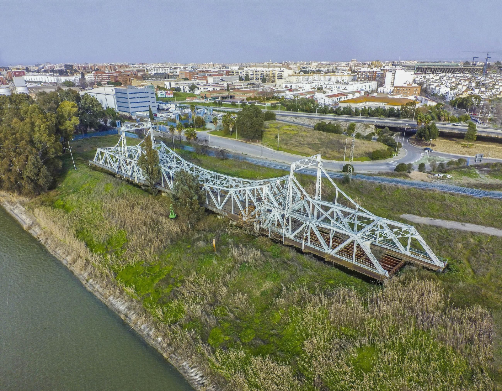 El puente de Hierro espera su recuperación junto a la avenida de las Razas.