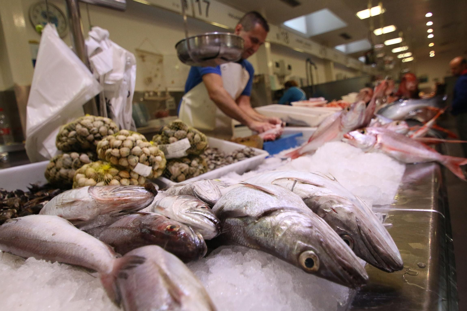 Puesto de pescadería de un mercado de Córdoba.