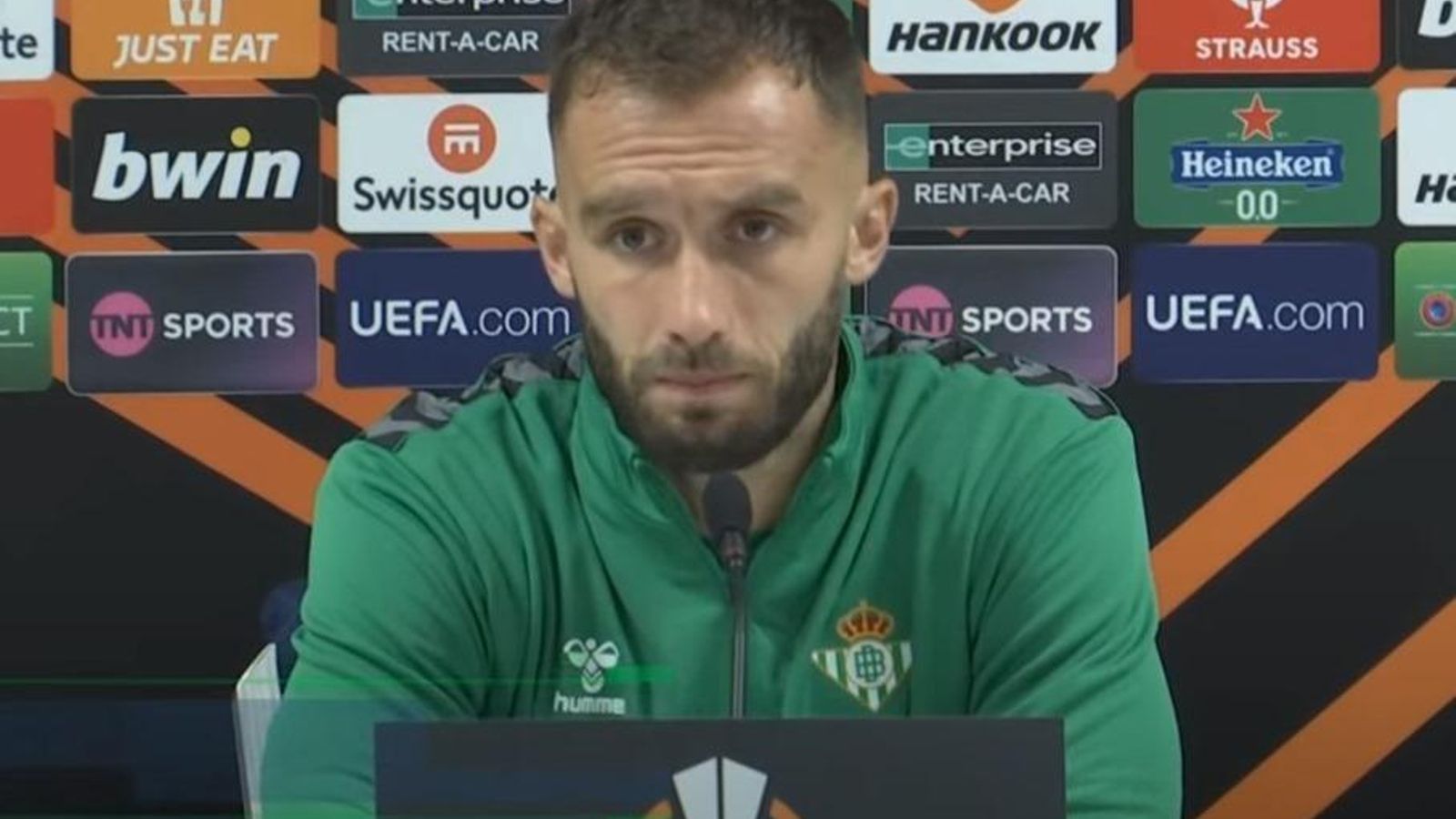 Pezzella, durante la rueda de prensa previa al encuentro contra el Rangers.