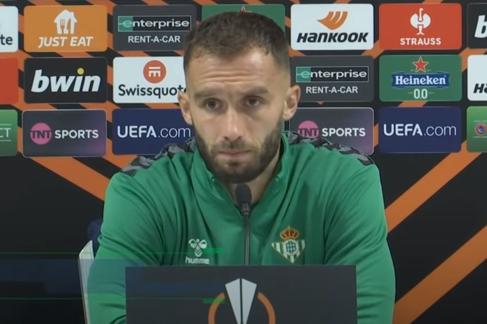 Pezzella, durante la rueda de prensa previa al encuentro contra el Rangers.