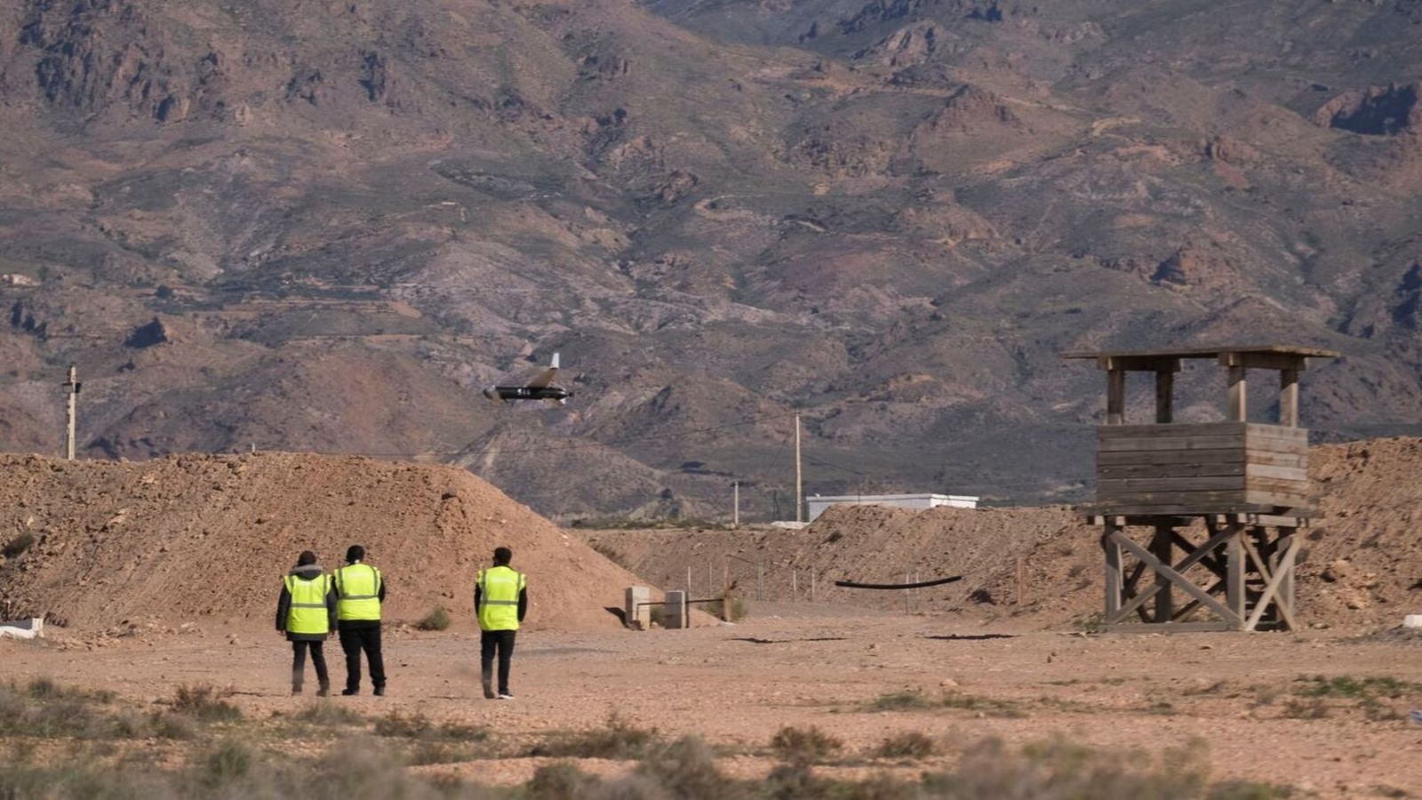 Prueba de vuelo con uno de los drones en el base militar de La Legión en Viator.