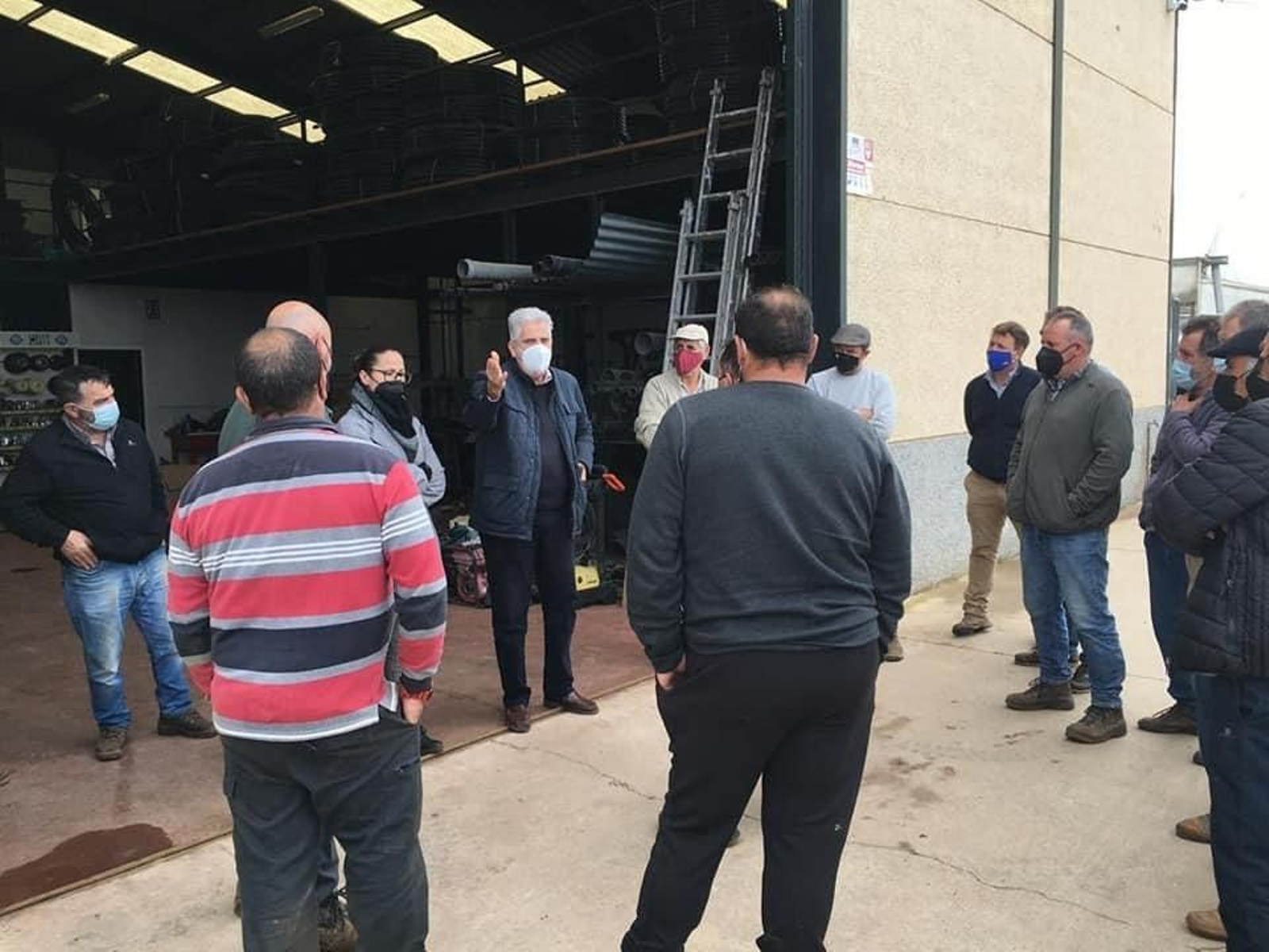 El alcalde de Chipiona, reunido con agricultores del Camino de los Rizos, cuyo adecentamiento está incluido en la modificación presupuestaria aprobada.