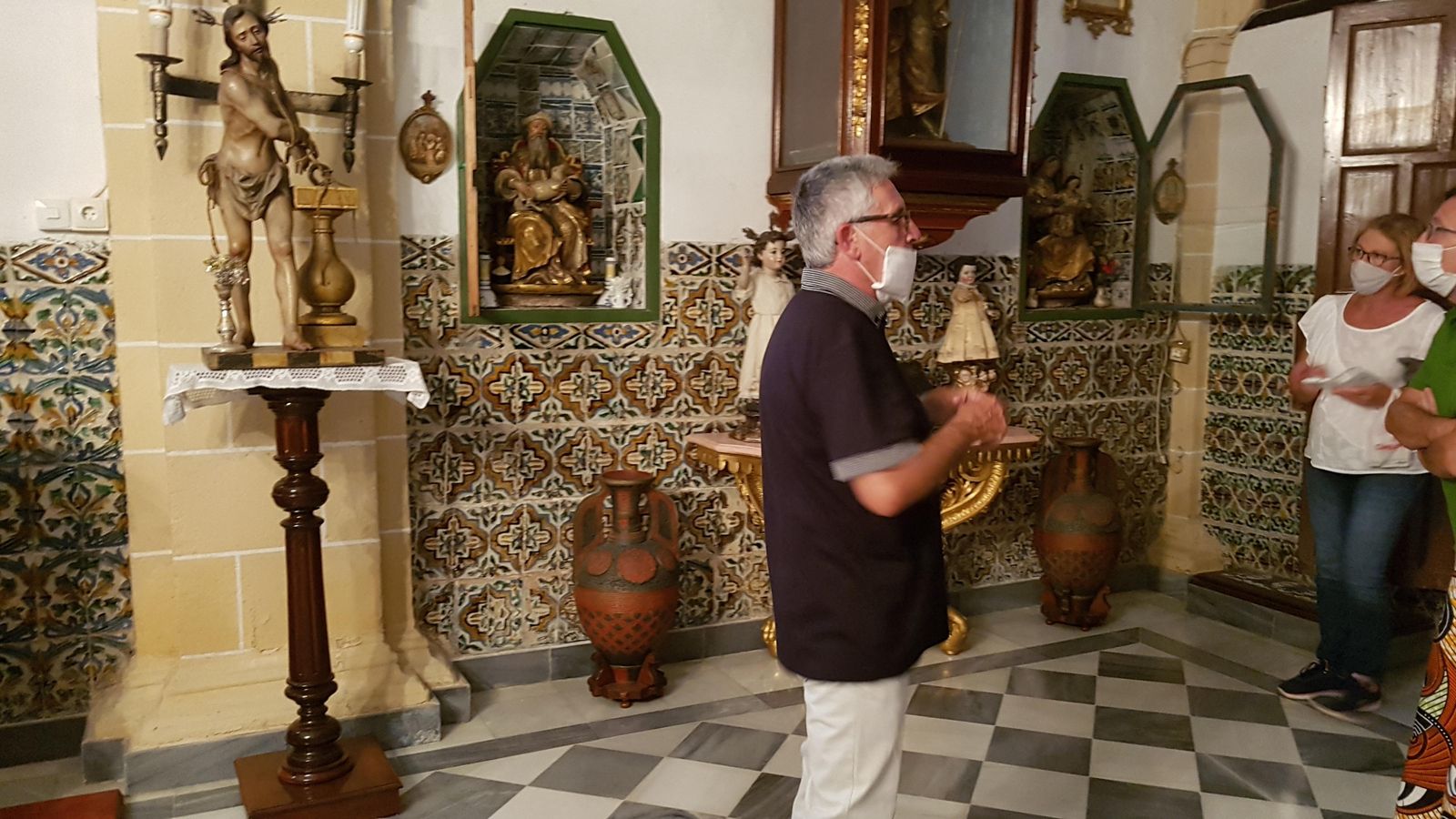 Los asistentes conocieron el coro bajo y sus piezas de arte religioso.