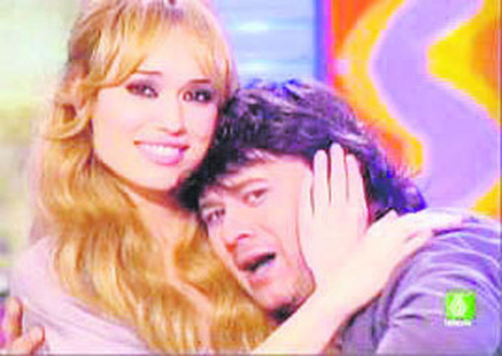 Patricia consuela a Miki.