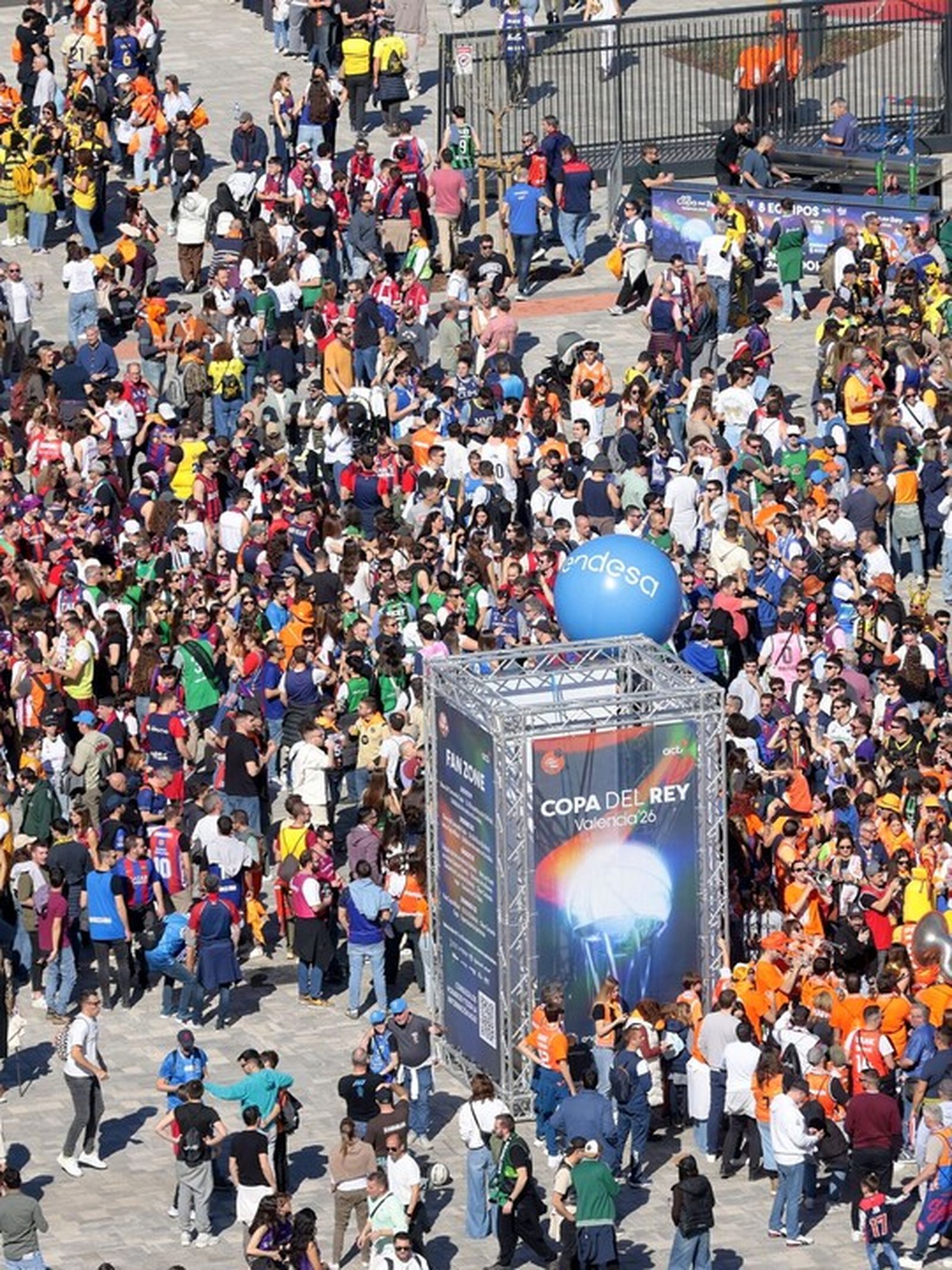 Las fotos del encuentro de aficiones de la Copa del Rey de Valencia