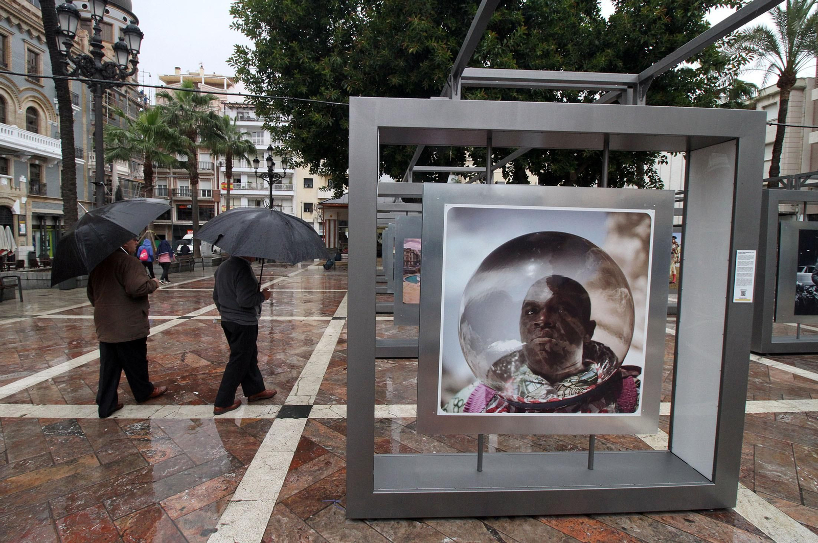 Latitudes, inauguración de la exposición colectiva en la Plaza de Las Monjas en imágenes