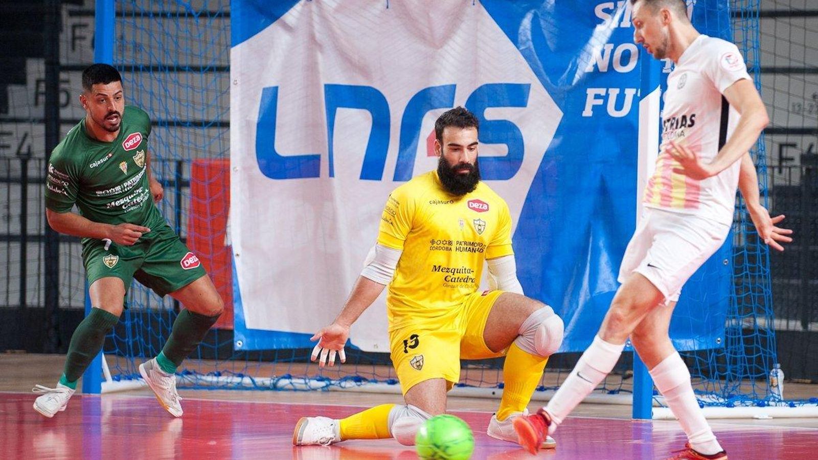 Prieto y Jesús Rodríguez observan el pase de Drahovsky.